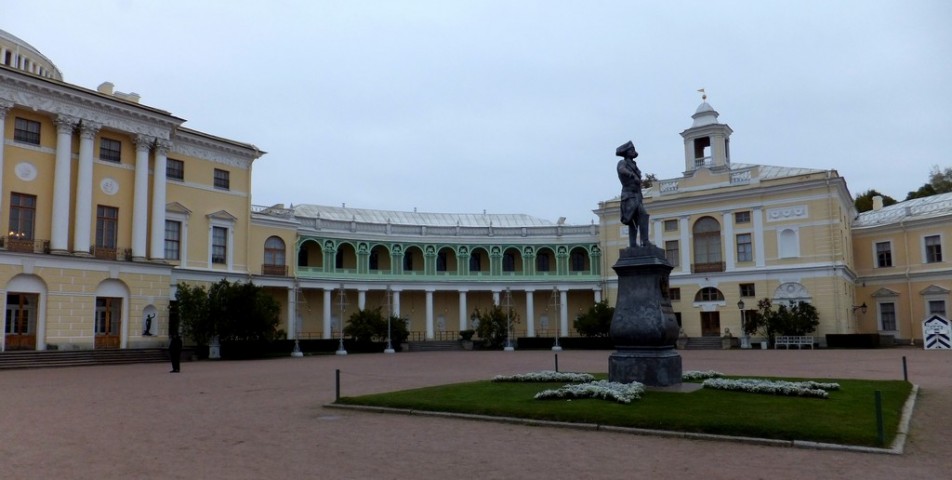 2) Palais Pavlovsk depuis la cour d'honneur 